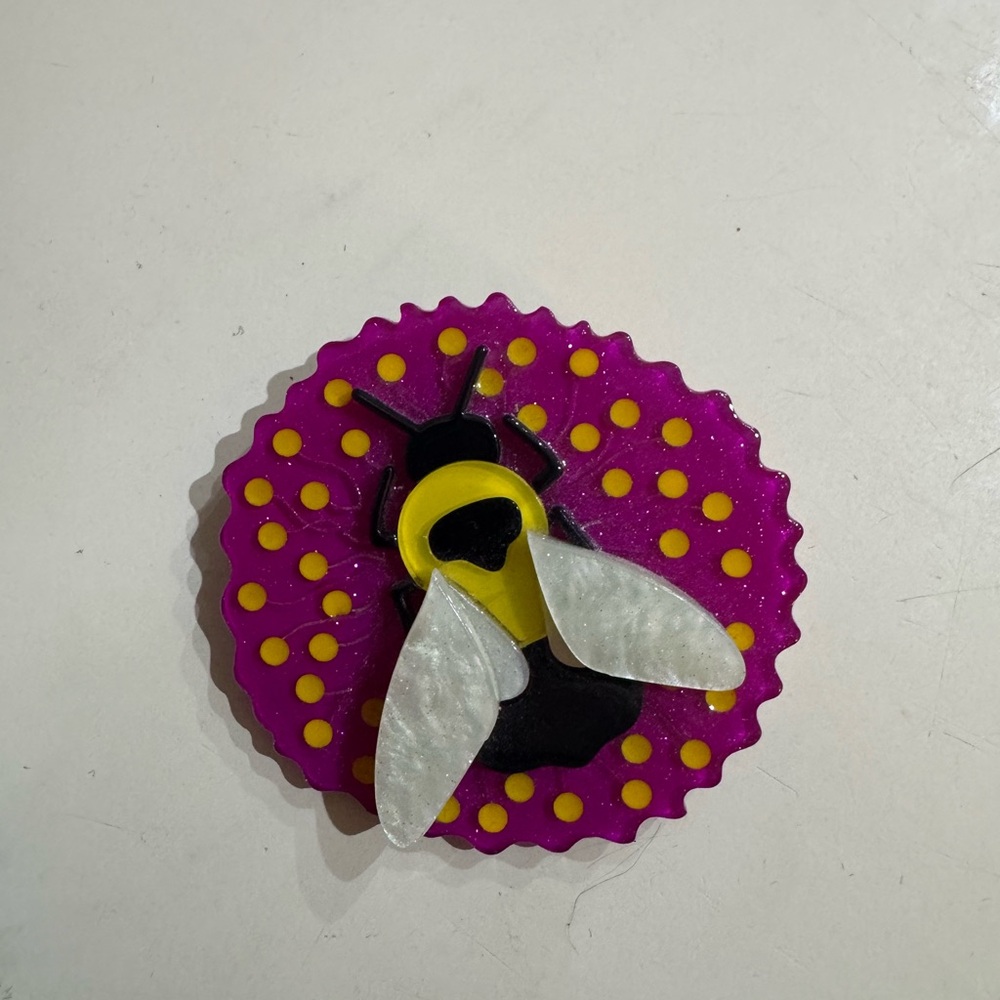 Collectible Bee Brooch, Erstwilder